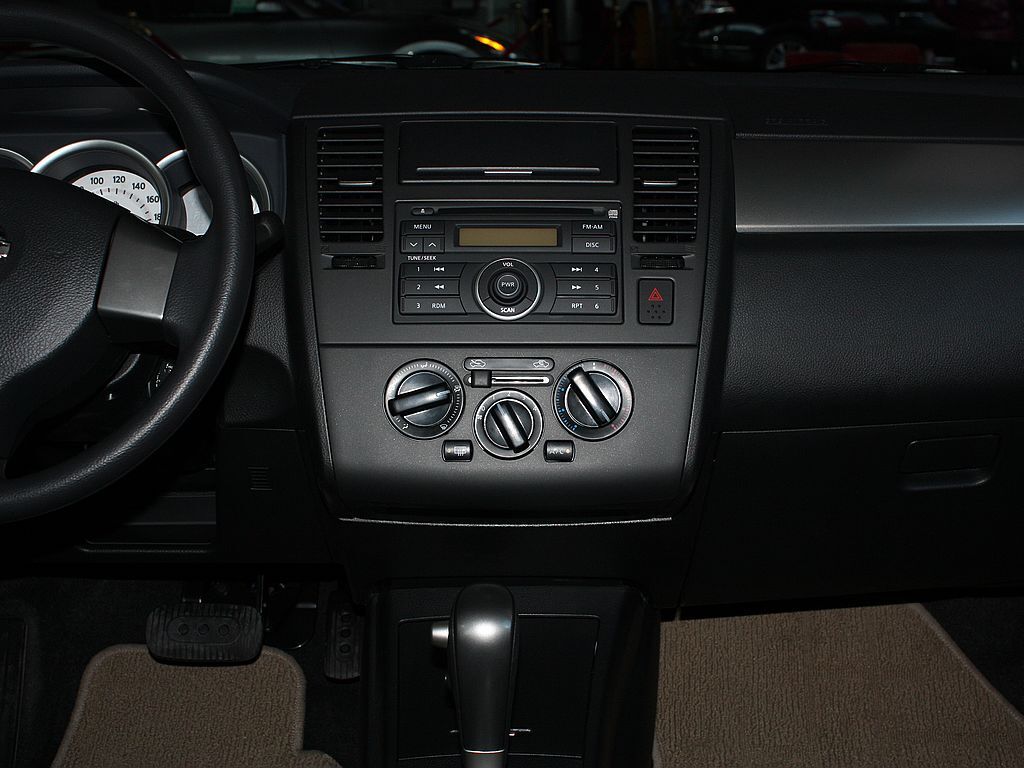 08款骐达中控储物盒位置可以自己加装GPS吗