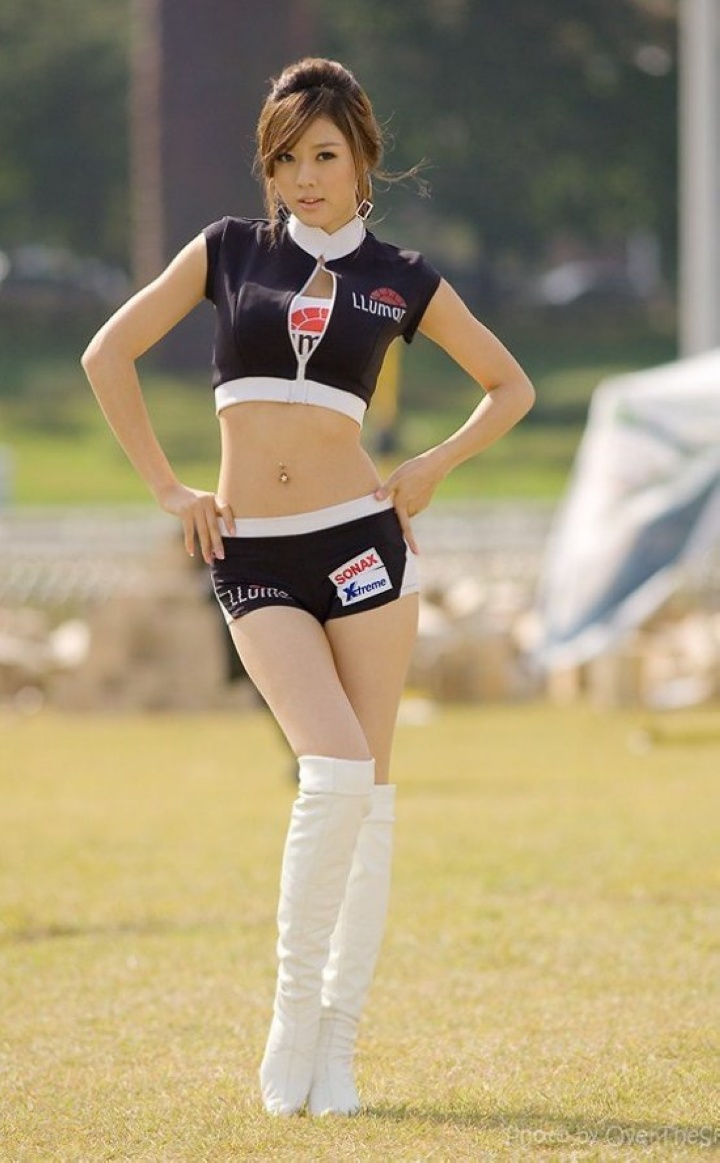 [转载]火爆韩国<em>车模黄美姬</em>性感妩媚完美身材人