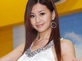 白色短裙+火爆身材 性感車模差點(diǎn)走光