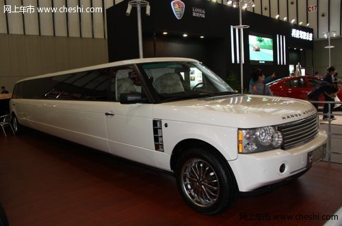 陆虎加长车被砸了