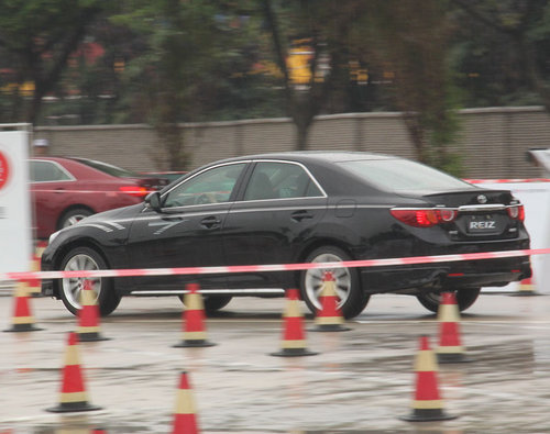 操控性和舒适性都一流——广州雨中试驾新锐志