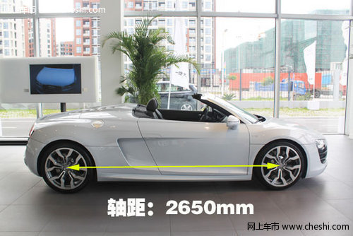 奥迪r8 spyder v10超级敞篷跑车的身材还是比较矮,甚至还往横向发展