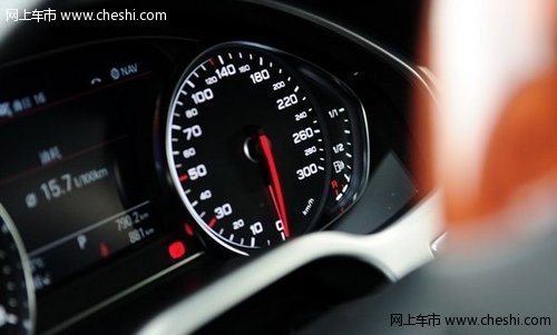 依然是那套8at,依然是那个权杖和那套换挡拨片,表底时速也依然是300km