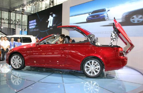 雷克萨斯IS250C 哈尔滨车展优雅上市