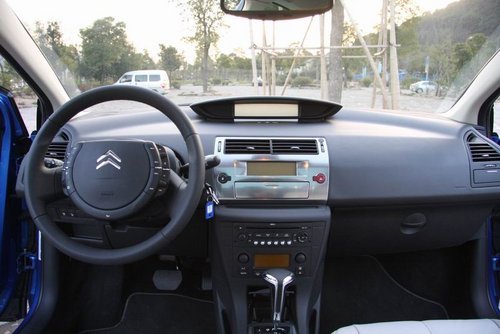 周末去雪铁龙汽博店最高优惠40000元