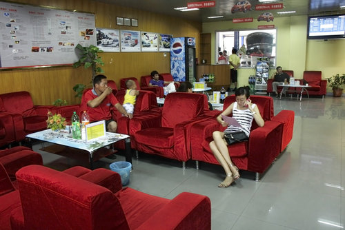 体会感心服务 走访东风南方海燕4s店_三亚车市