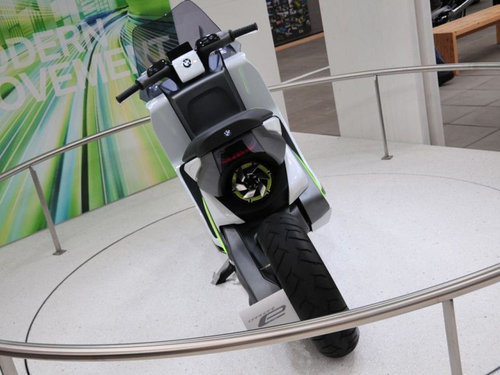 宝马电动摩托概念车 创新“无车架”设计