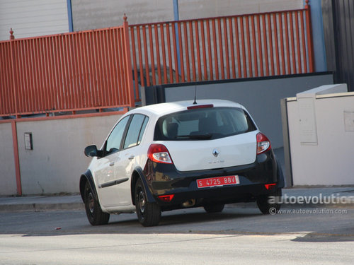 全新雷诺Clio路试谍照 将推0.9T发动机