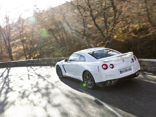新款GT-R动力再提升 直逼兰博基尼盖拉多