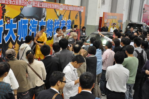 吉尼斯大师绝活再现上海汽车改装博览会