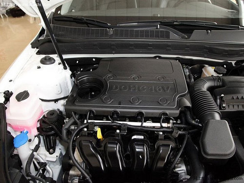 东风悦达起亚K5发动机局部