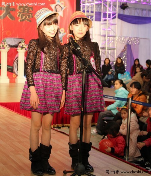 少儿车模大赛冠军—“小桌椅”姐妹花图片