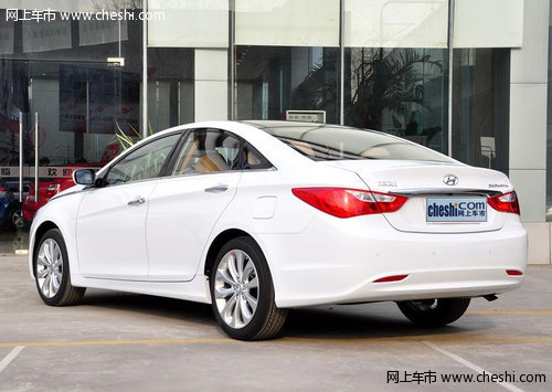 第八代索纳塔 左侧45度尾部视角