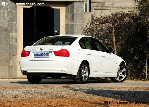 宝马3系右侧45度尾部视角