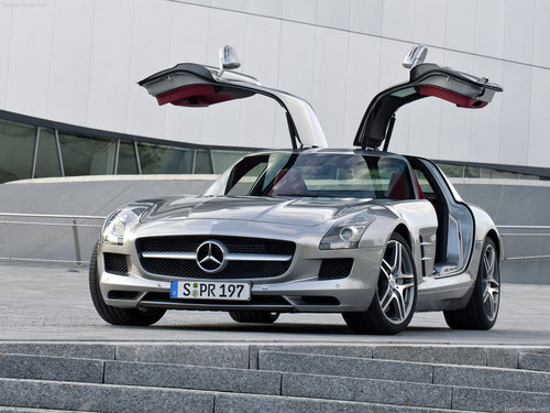 奔驰四门版SLS AMG 锁定保时捷四门轿跑