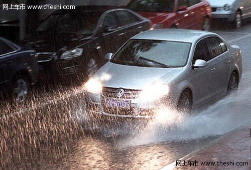 雨天驾驶技巧 切记不要狠加速急刹车