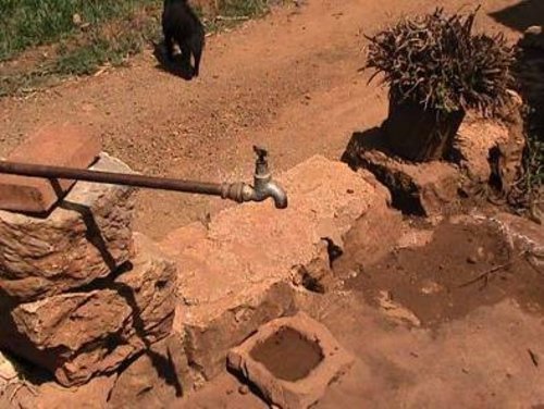 当地村民家中已经很久没有水出来的水龙头