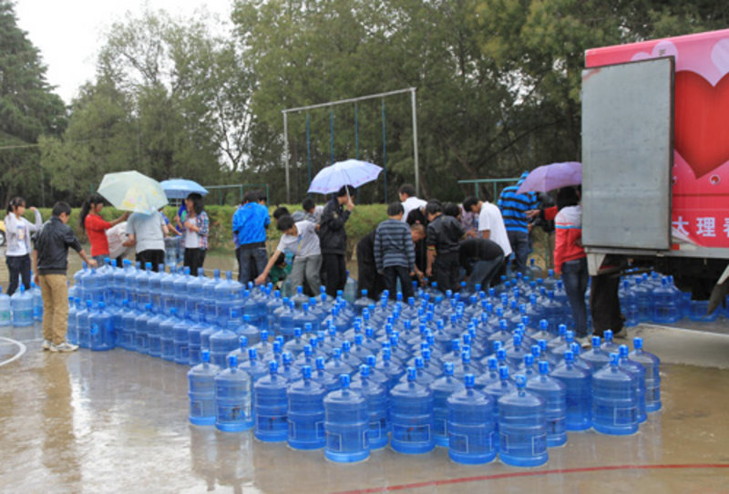 春意润旱情 大理春风云南驿镇爱心送水 图片浏