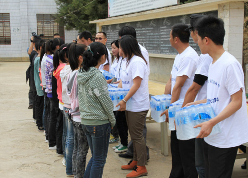 春意润旱情 大理春风云南驿镇爱心送水 图片浏