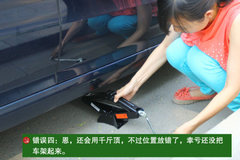 如何更换备胎 英雄救美换胎过程详解