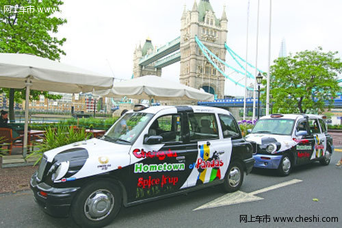 成都大熊猫出租车 引起伦敦市民关注