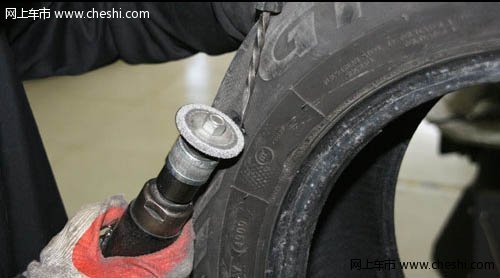 专家教您:无备胎下轮胎被扎破处理方法