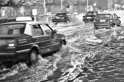 多雨季节如何行车 车辆浸水理赔全解析
