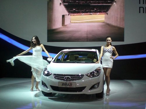 北京现代全系车型与韩国模特同参与车展