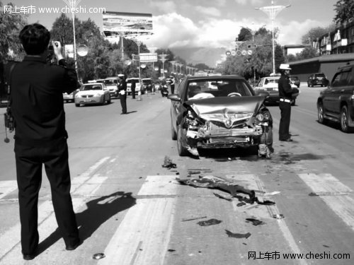 无证驾驶被查疯狂逃逸 撞9车伤及8民警