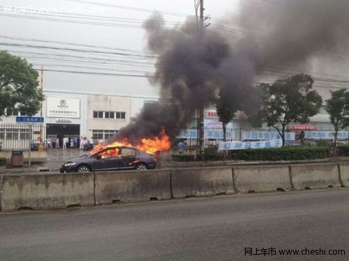 上海一车主烧毁自己的日系车还拉横幅
