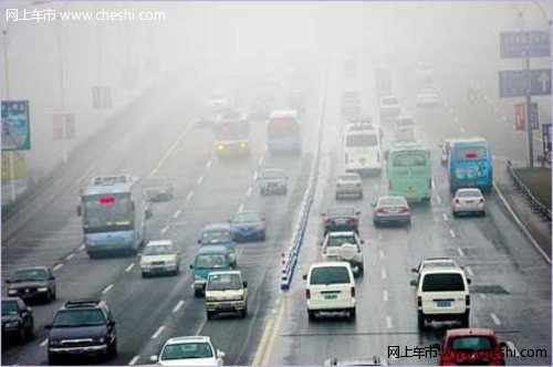 雾天杭州高速全线封道 能见度小于50米