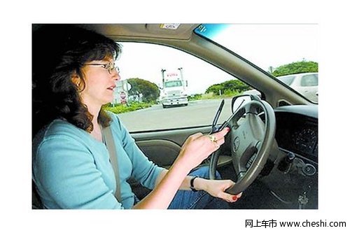 半数30岁以下驾驶员 开车使用手机上网