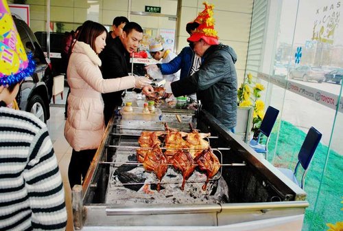 广汽丰田晨峰杨柳4S店举行圣诞狂欢派对_凯美