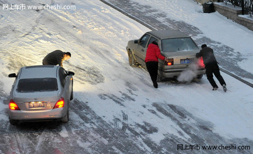冬天路面结冰 新手驾车需老驾驶员陪同