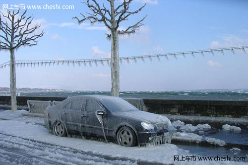 冬天车窗结冰 不可直接用冷水/热水清洗