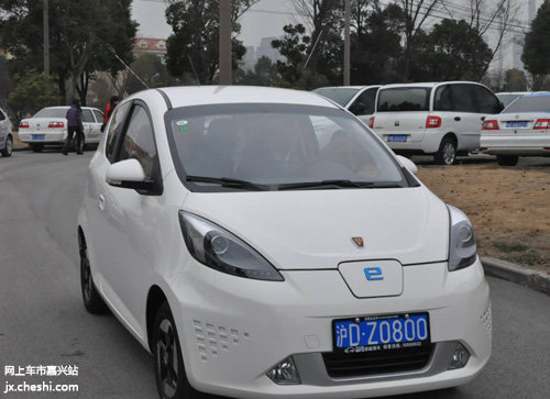 中国首款量产纯电动车荣威E50正式上路