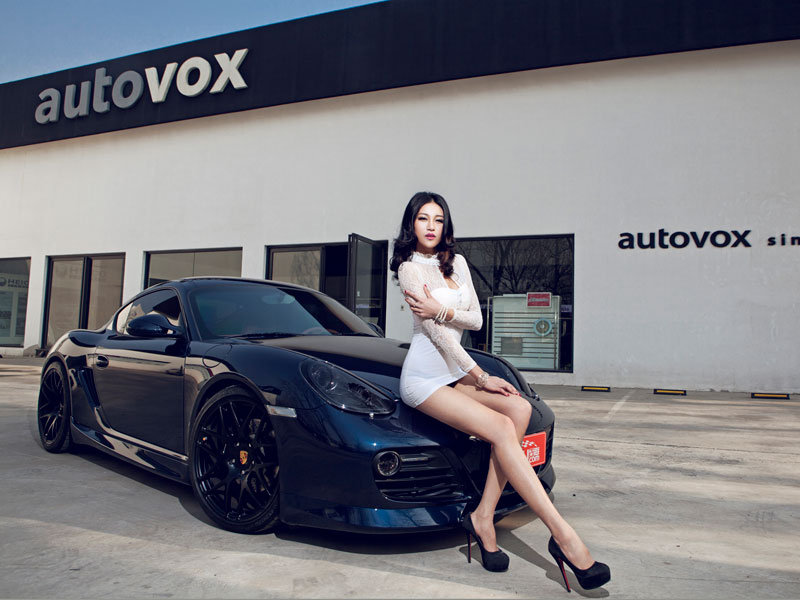 <em>性感少妇</em>气质非凡 长发美腿钟爱保时捷-21CN