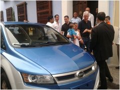 克林顿乘坐比亚迪e6为气候变化出谋划策