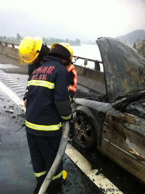 奥迪A4高速行驶发生自燃事故 全车报废