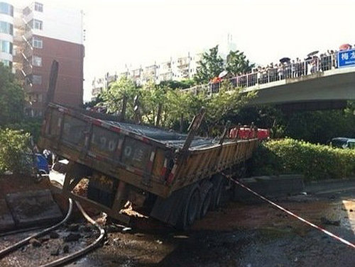 深圳皇岗路发生重大事故 两人当场死亡
