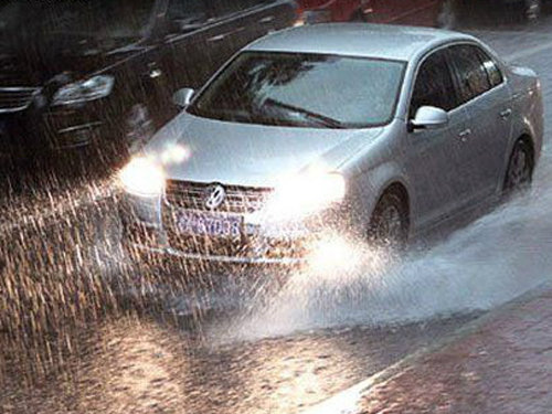 雨季开车涉水需谨慎 尽量不停车不换挡
