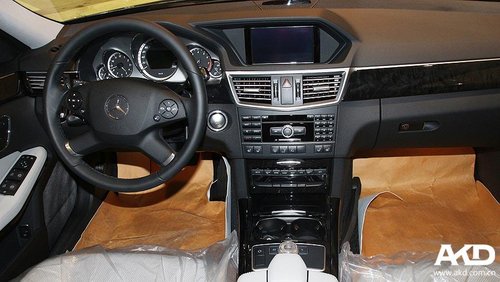 深灰色奔驰E300售价52.8万元 高档行政车