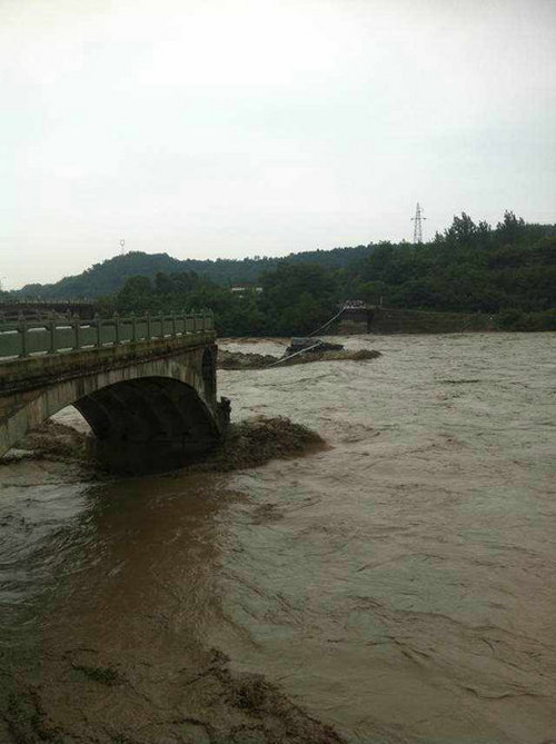 大桥垮塌致多车坠河 伤亡情况暂时不明