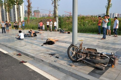 9少年骑摩托车开玩笑互撞 造成三人死亡