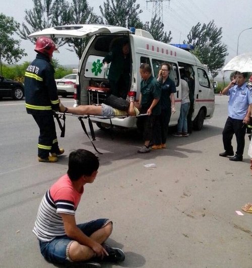 沈阳机场大巴翻入深沟 已造成31人受伤