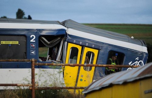 瑞士两辆火车迎头相撞 已造成40人受伤