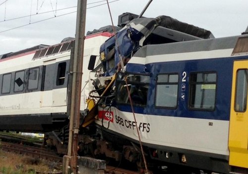 瑞士两辆火车迎头相撞 已造成40人受伤