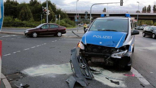 德国警车出警遭遇车祸 反成-被救援对象