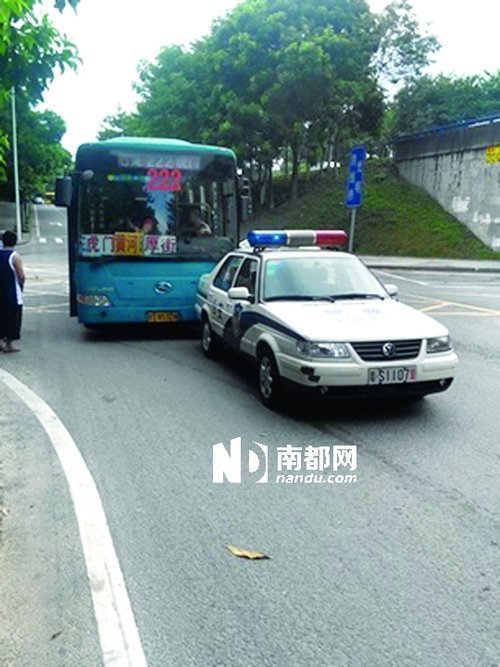 公交按喇叭遭-警车堵路 双方僵持40分钟