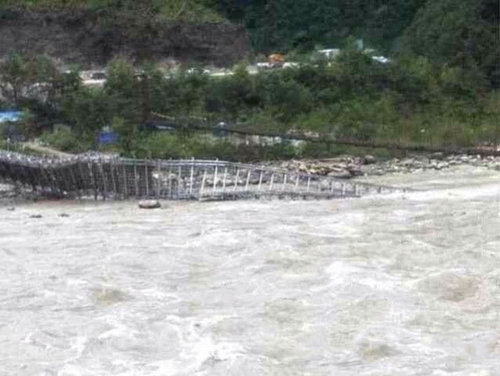 川藏公路318国道通麦大桥垮塌 4人失踪